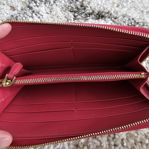 ❤️‍🔥 LOW START ❤️‍🔥 Authentic Prada zippy wallet - Picture 2 of 12